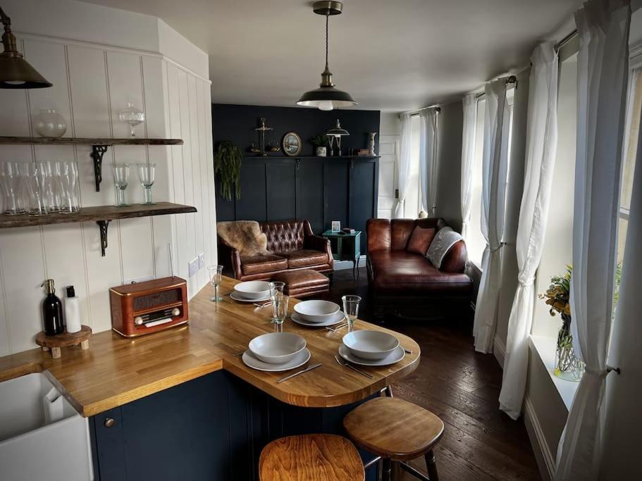 Period Apartment, Great Views, In Heart Of Town. Bradford-On-Avon Buitenkant foto