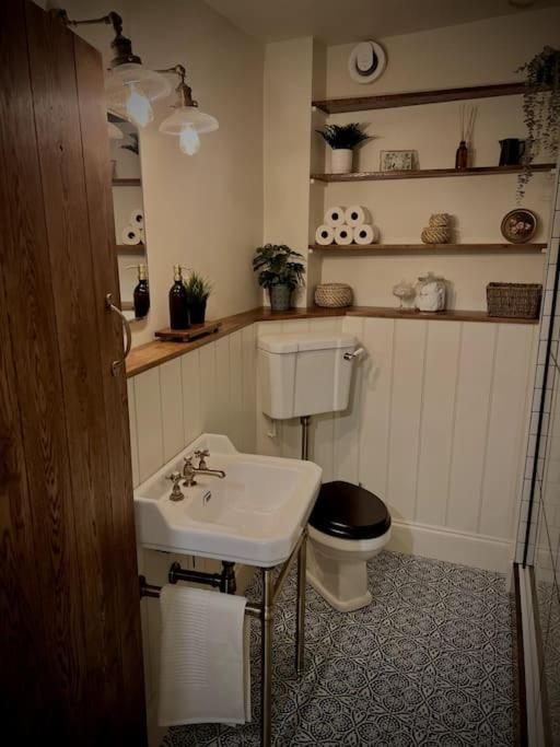 Period Apartment, Great Views, In Heart Of Town. Bradford-On-Avon Buitenkant foto